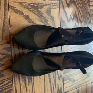 Size 10 DKNY black half suede half leather pump